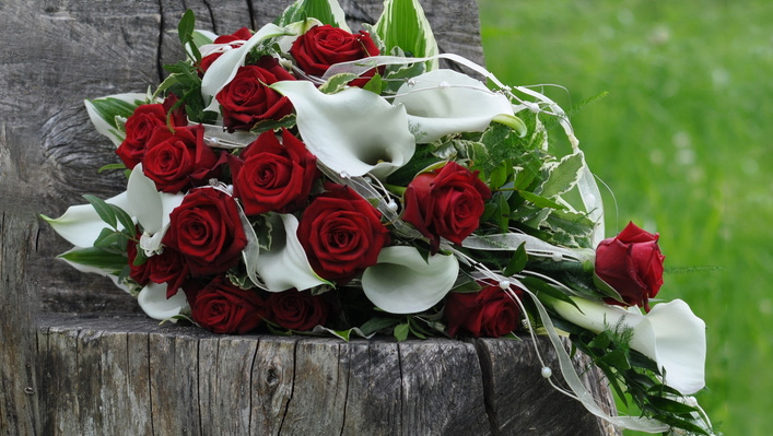 Anonymbestattung - schöner Blumenstrauß aus Rosen und Calla