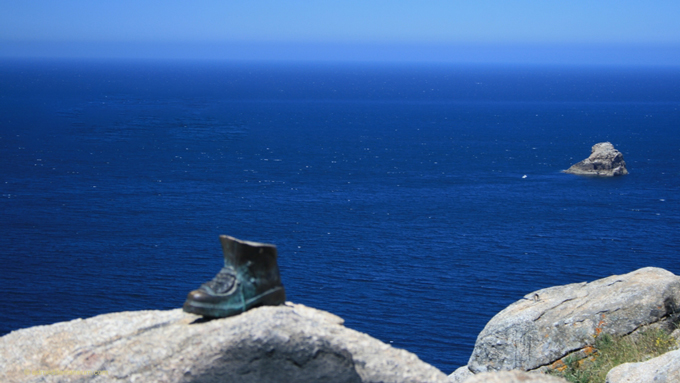 Seebestattung - Einzelner Schuh vor Meer